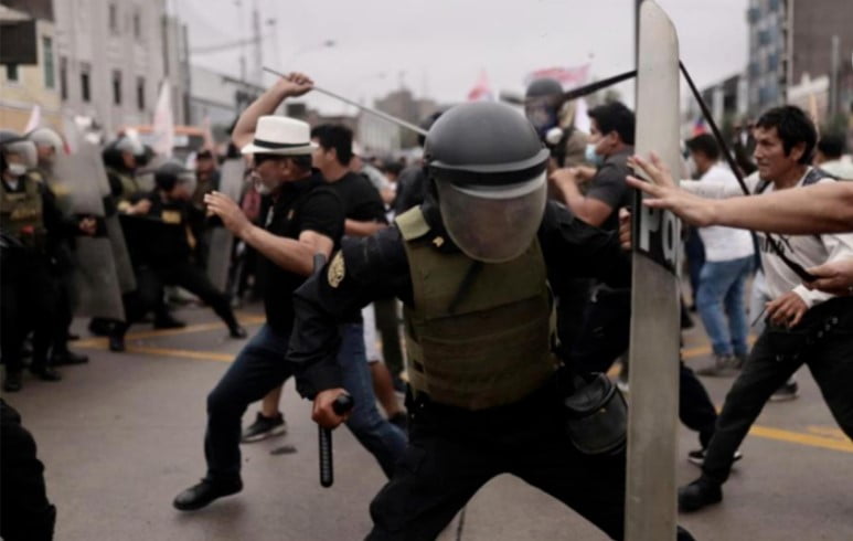 Peru_Police_protestors_Image_Voice_of_America